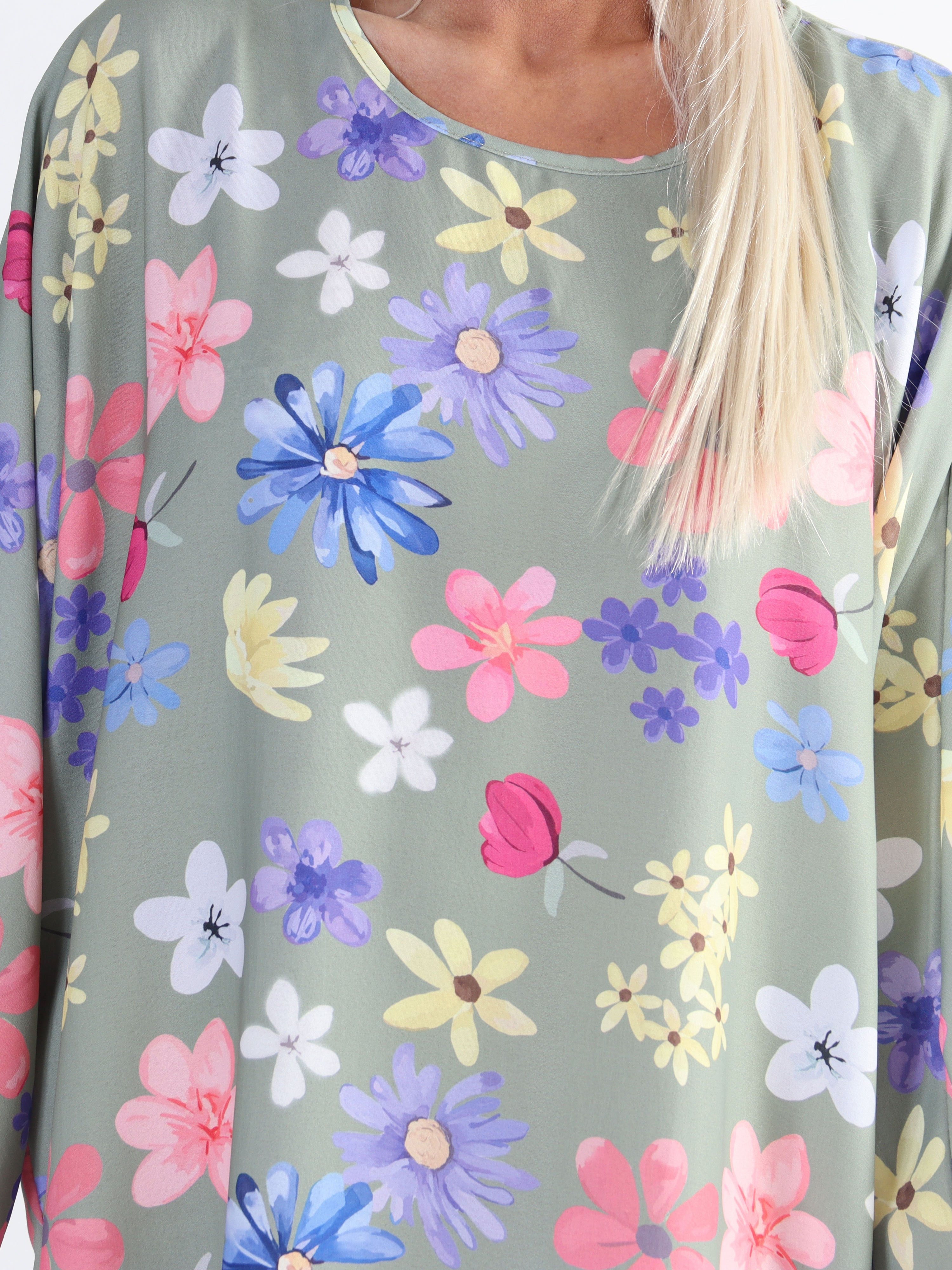 Sabina - Plus size kjole i løs pasform med blomsterprint